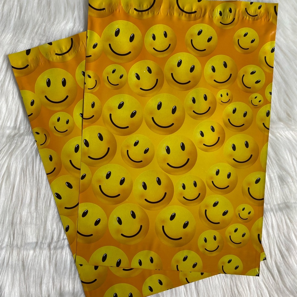 100 10x13 Smiley Face Poly Mailers